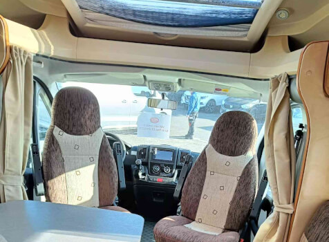 camping-car CHAUSSON FLASH 08  intérieur / coin salon