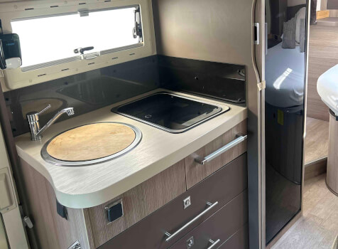 camping-car CHAUSSON  intérieur  / coin cuisine
