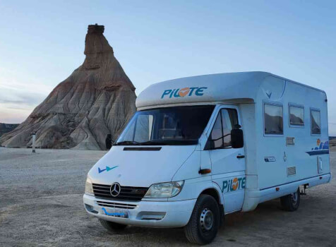 camping-car PILOTE P72  extérieur / face avant