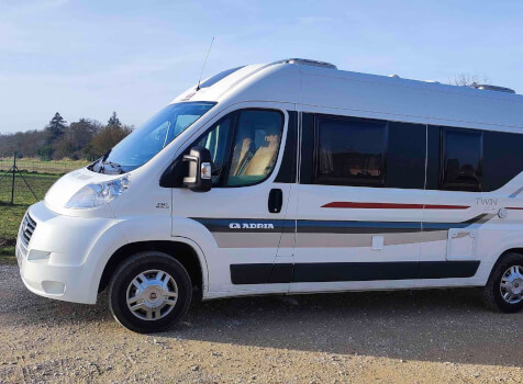 camping-car ADRIA TWIN  extérieur / latéral gauche