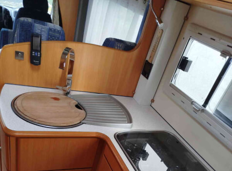 camping-car PILOTE A690  intérieur  / coin cuisine