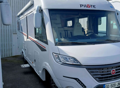 camping-car PILOTE  extérieur / latéral gauche