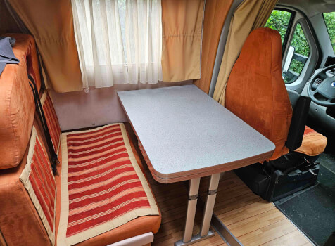 camping-car MC LOUIS TANDY  intérieur / coin salon