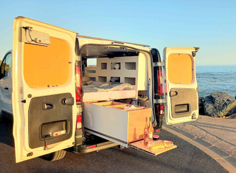 camping-car RENAULT TRAFIC  extérieur / face avant
