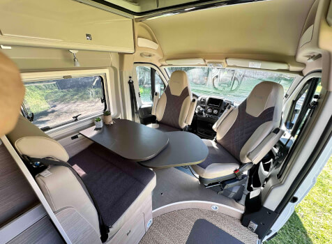 camping-car BURSTNER CAMPEO  intérieur / coin salon