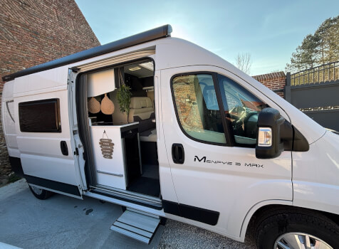 camping-car MC LOUIS MENFYS MAX    extérieur / face avant