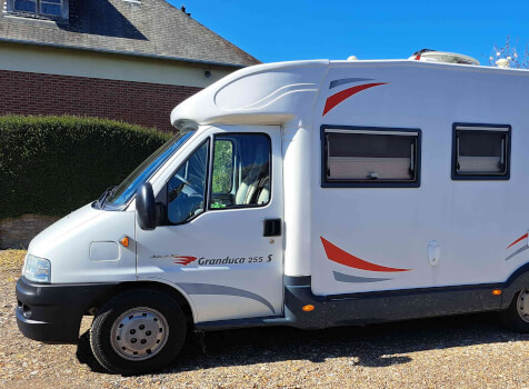 camping-car RIVIERA   extérieur / latéral gauche