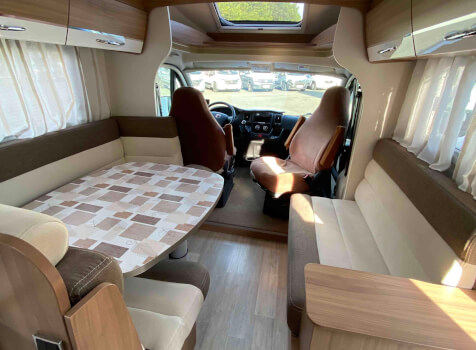 camping-car PILOTE P716  intérieur / coin salon