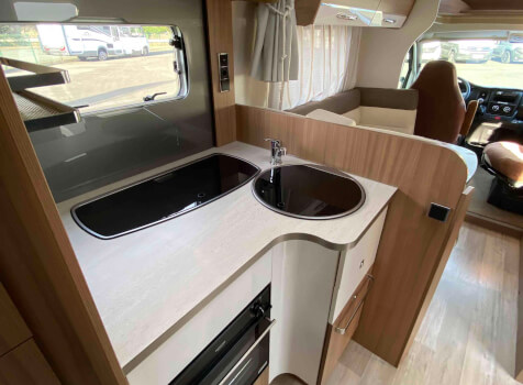 camping-car PILOTE P716  intérieur  / coin cuisine