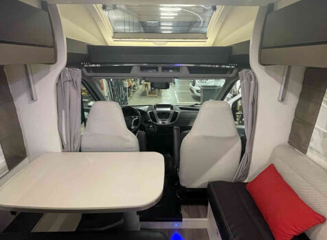 camping-car CHALLENGER GENESIS   intérieur / coin salon