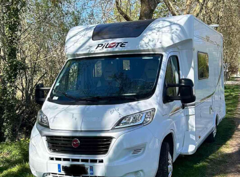 camping-car PILOTE P 706   extérieur / face avant