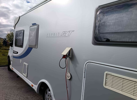 camping-car DETHLEFFS GLOBETROTTER  extérieur / latéral gauche