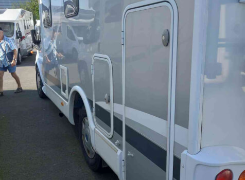 camping-car DETHLEFFS GLOBEVAN  extérieur / latéral gauche