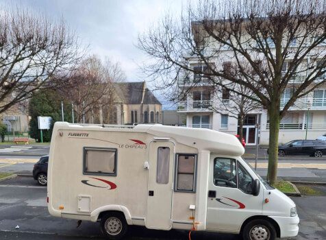 camping-car FLEURETTE  extérieur / face avant