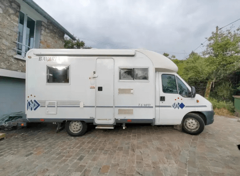 camping-car BAVARIA   extérieur / latéral droit