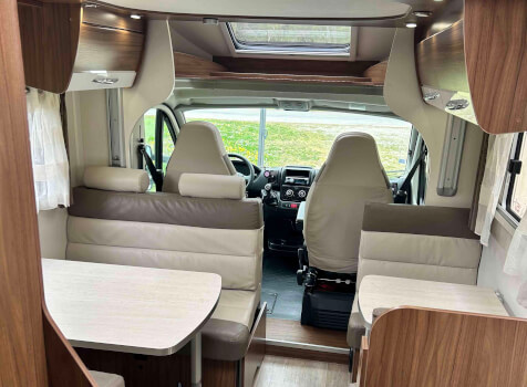 camping-car PILOTE P 706   intérieur / coin salon