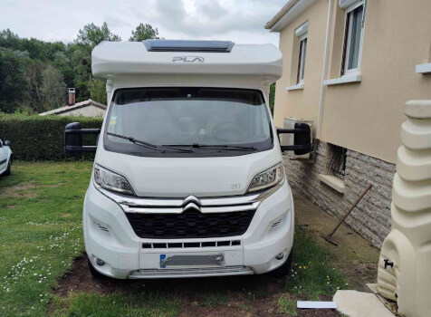 camping-car P.L.A 397  extérieur / face avant