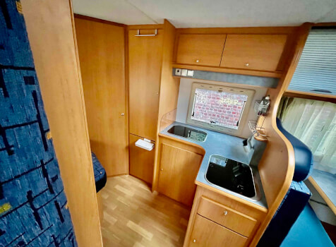camping-car MONCAYO 735  intérieur  / coin cuisine
