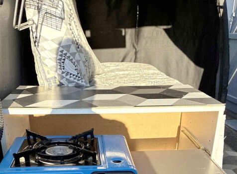 camping-car VOLKSWAGEN  intérieur  / coin cuisine