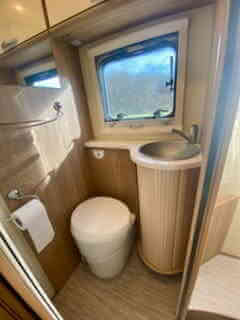 camping-car RIMOR SEAL  intérieur / salle de bain  et wc