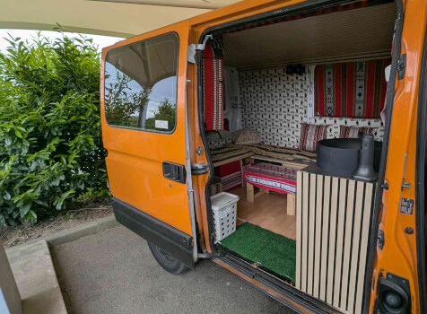 camping-car RENAULT MASTER 2  intérieur  / coin cuisine