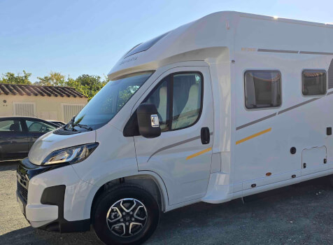 camping-car BAVARIA T 720  extérieur / latéral droit