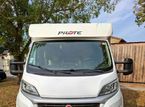 camping-car PILOTE P 710  extérieur / face avant