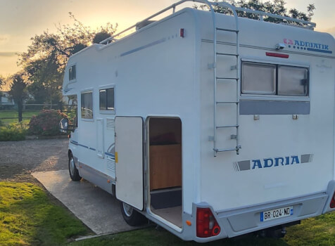 camping-car ADRIA MOBIL ADRIATIK  extérieur / arrière