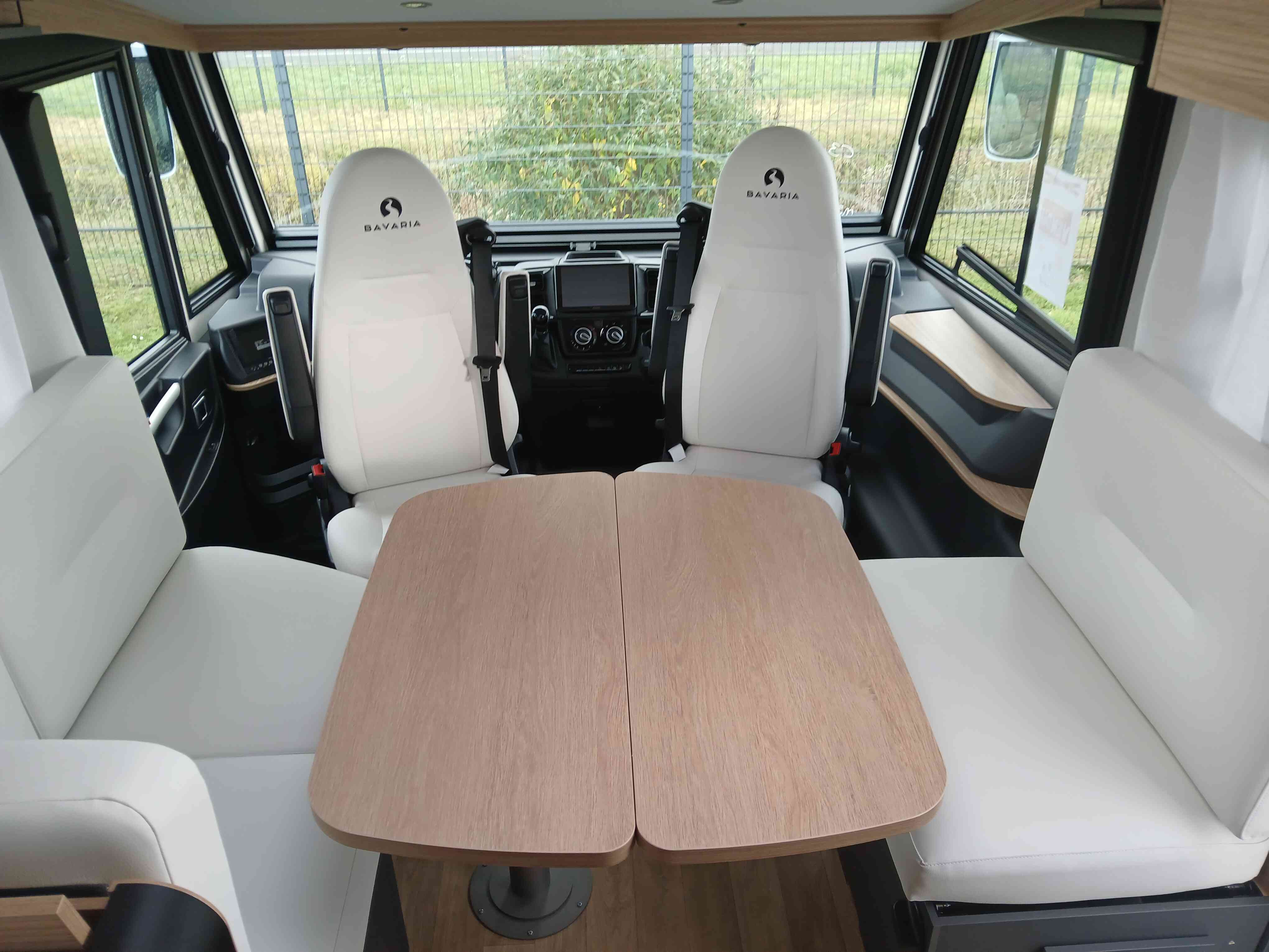 camping-car BAVARIA I740 FGJ NOMADE 2025  intérieur / coin salon
